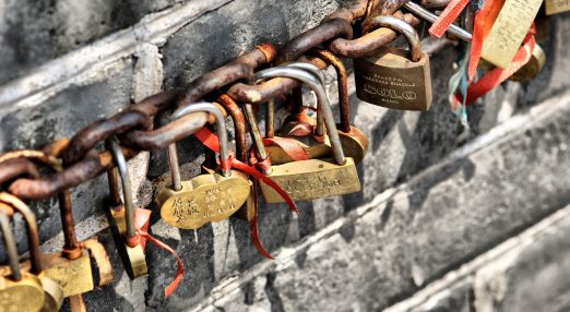 A photo of locks with text in Chinese.
