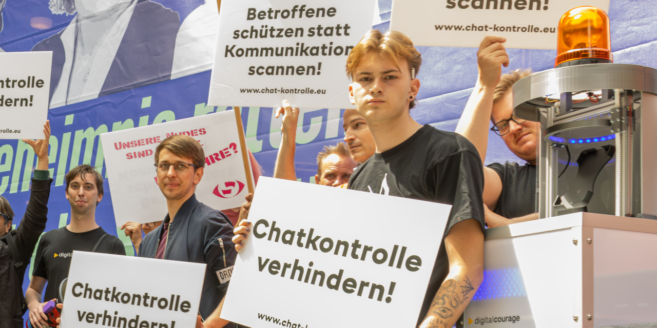Photo of a protester holding a sign saying "Chatkontrolle verhindern!"
